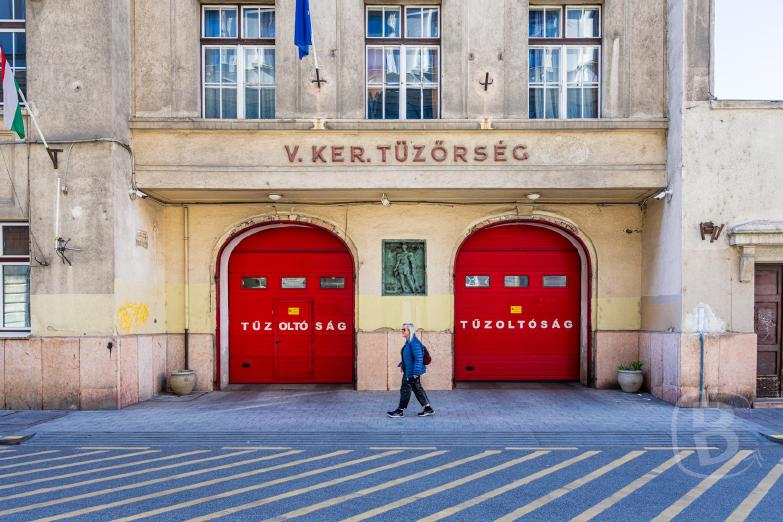 Budapest | Jeannette vor der Feuerwache