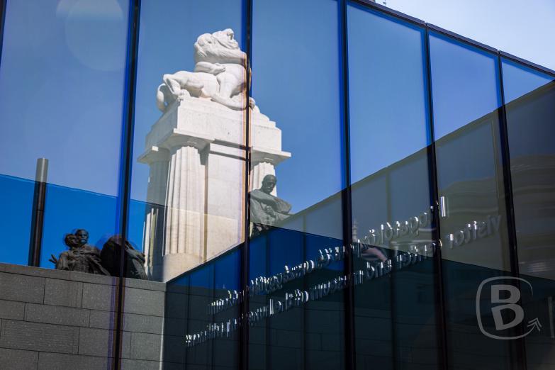 Budapest | Spiegelung im Besucherzentrum des ungarisches Parlament
