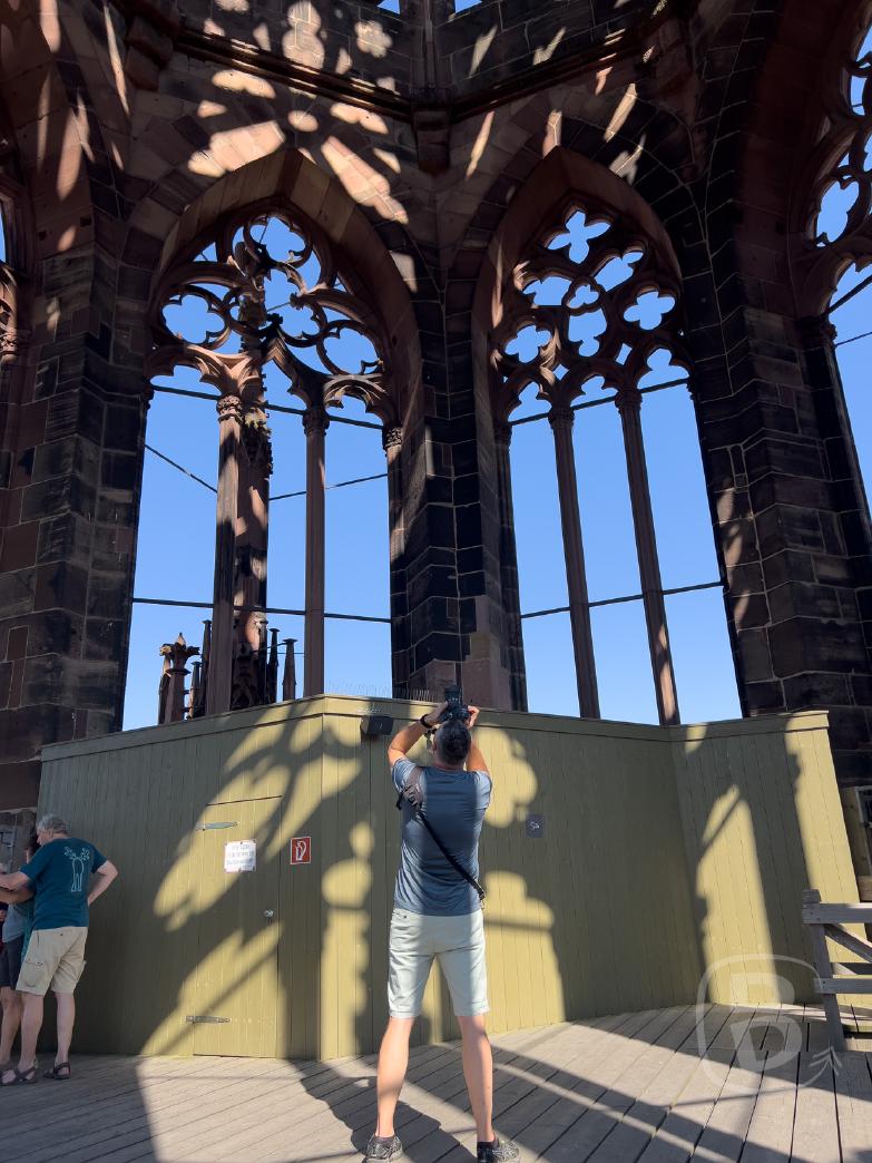 Freiburg | Dirk fotografiert im Münster den Turm