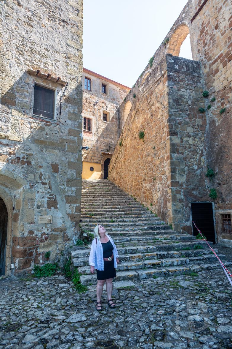 Sorano | Jeannette bestaunt die Burg