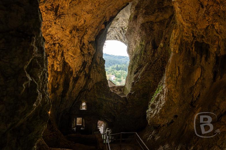 Slowenien/Postojna | Höhlenburg Predjama - Eingang zur Höhle