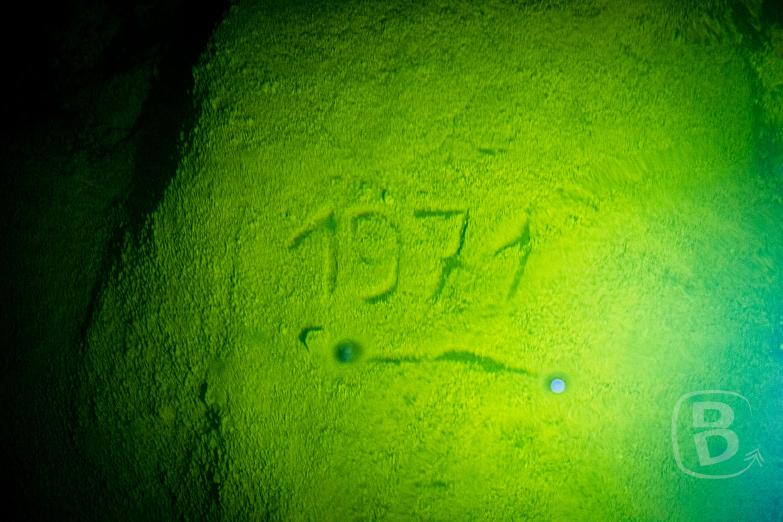 Slowenien/Križna jama | Jahreszahl unter Wasser