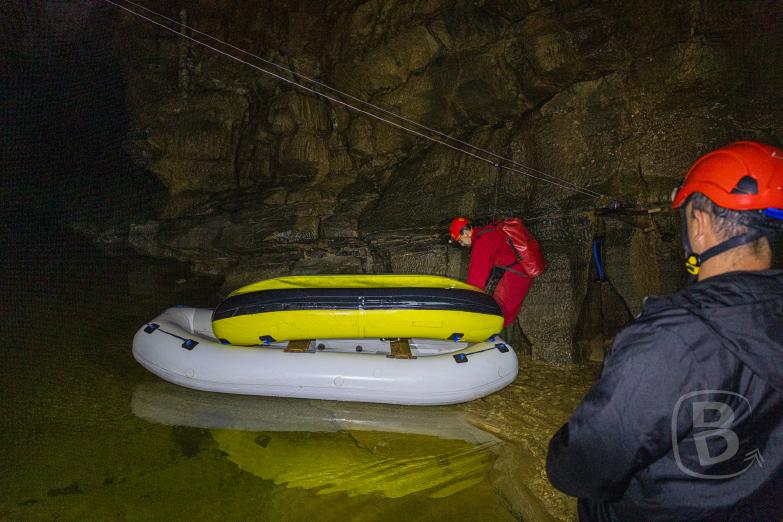 Slowenien/Križna jama | Schlauchboot