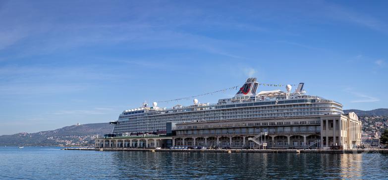 Italien/Triest | Mein Schiff 6 im Hafen von Triest