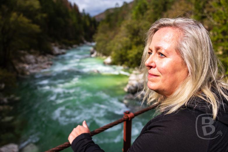Slowenien/Bovec | Jeannette auf auf der Brücke über der Soča