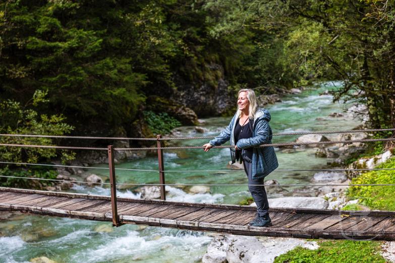 Slowenien/Bovec | Jeannette auf auf einer Brücke über der Soča