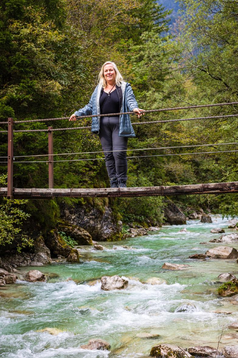 Slowenien/Bovec | Jeannette auf auf einer Brücke über der Soča