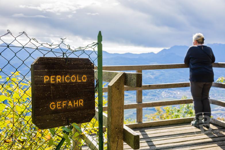 Italien/Trentino | Jeannette am Aussichtspunkt Dos Castel a Fai della Paganella