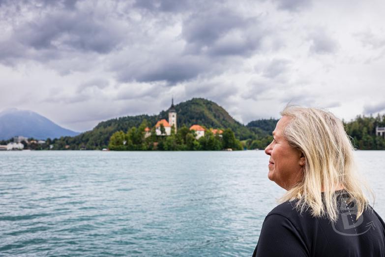 Slowenien/Bled | Jeannette vor der Marienkirche