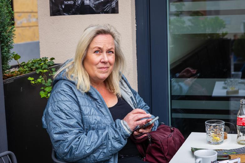 Slowenien/Škofja Loka | Jeannette beim Kaffee