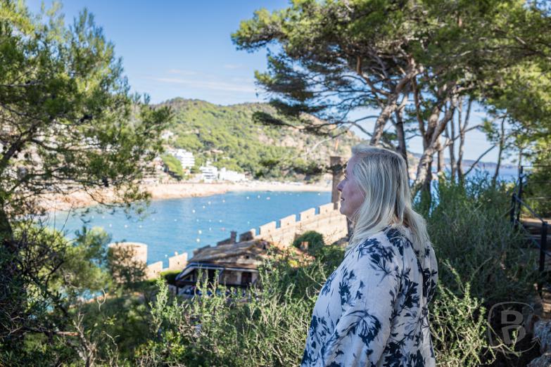 Tossa de Mar | Jeannette blickt auf den Strand