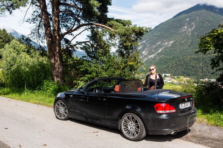Jeannette steht am Cabrio