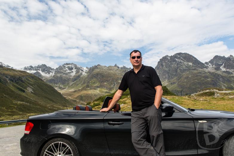 Silvretta-Hochalpenstraße | Dirk steht am Cabrio