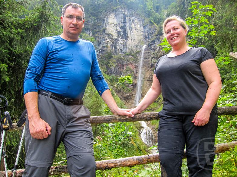 Wasserfall Gitzihimmel | Jeannette &amp; Dirk vor dem Wasserfall
