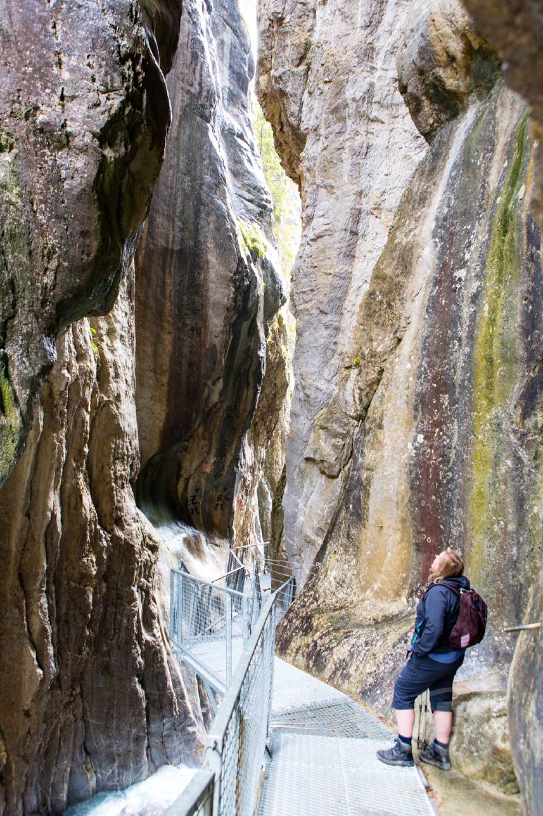 Schnanner Klamm | Jeannette bestaunt die Klamm