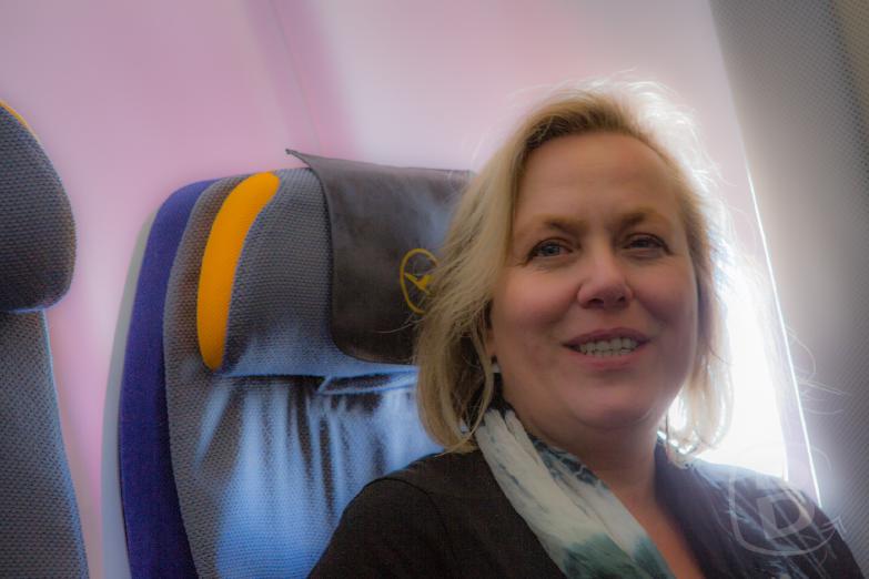 Airbus 340/600 | Jeannette sitzt am Fenster