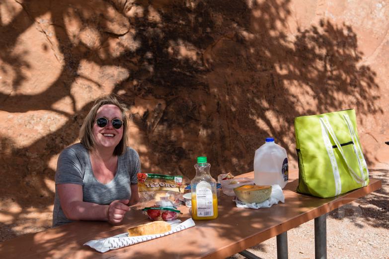 Arches National Park | Jeannette beim Picknick am Devils Garden Trail