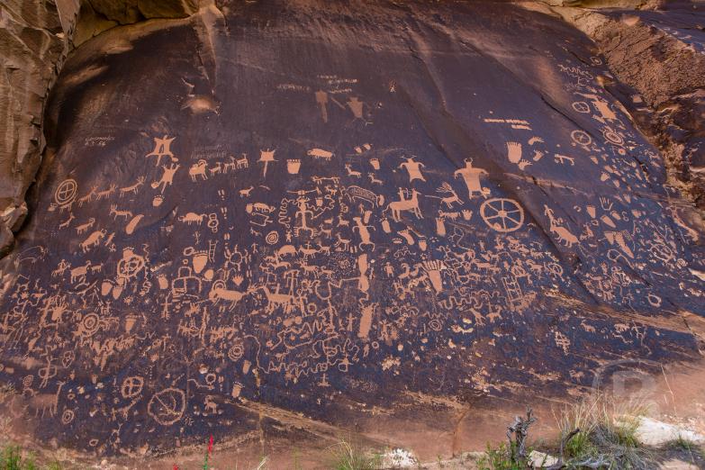 Newspaper Rock mit prähistorische Felsgravuren (Petroglyphen)