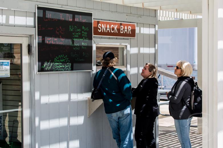 Dangling Rope Marina | Jeannette erwartet auf die Herausgabe des Eises