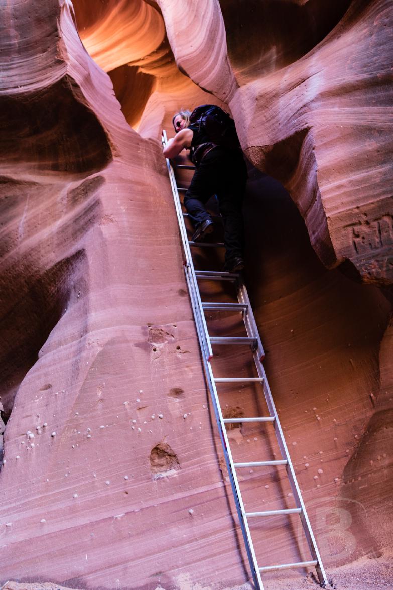 Waterhole Canyon | Angespannte Jeannette beim Erklimmen der Leiter