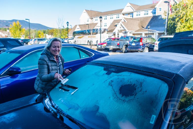 Conway | Jeannette kratzt Eis auf dem Parkplatz vom Residence Inn North Conway