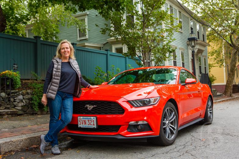 Providence | Jeannette posiert vor dem Mustang
