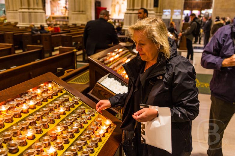 New York | Jeannette stiftet eine Kerze in der St. Patricks Cathedral