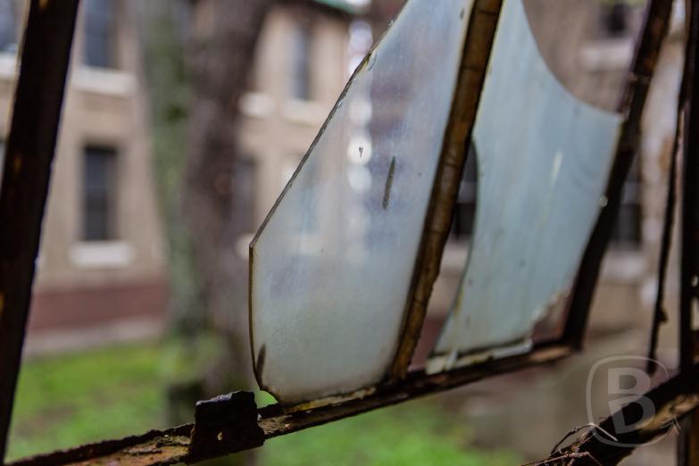Ellis Island | Marodes Fenster im Ellis Island Immigrant Hospital