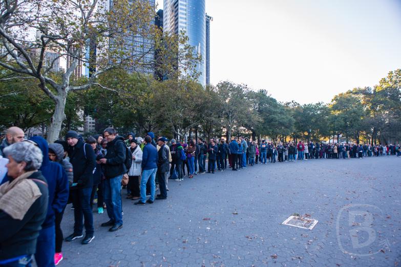 New York | Menschenschlage vor dem Schiff nach Liberty & Ellis Island