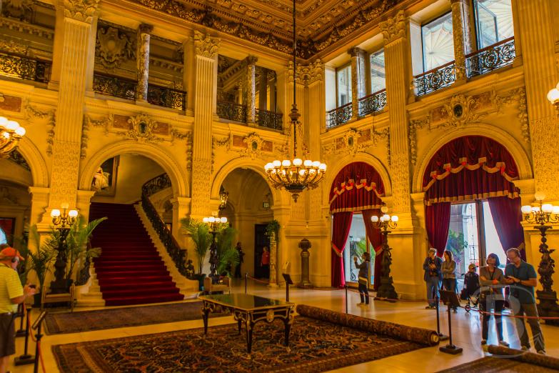 Newport / The Breakers | Die zwei Stockwerk hohe Eingangshalle