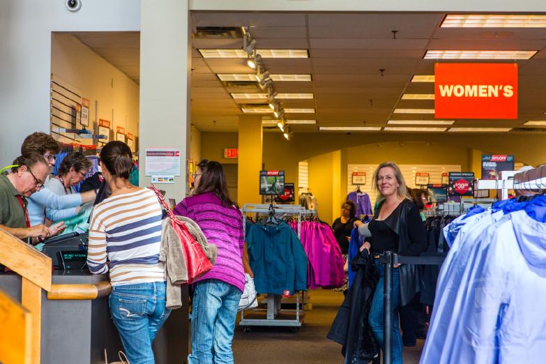 Freeport | Jeannette ersteht eine Jacke