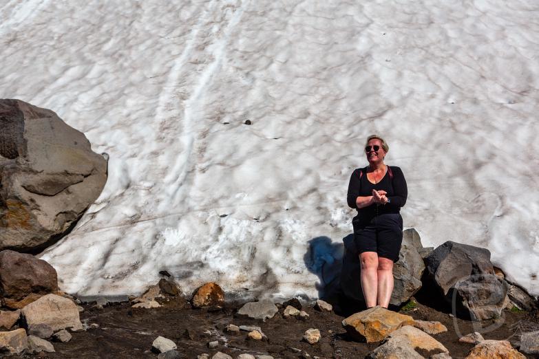 Mount Rainier | Jeannette kühlt sich am Gletscher ab.