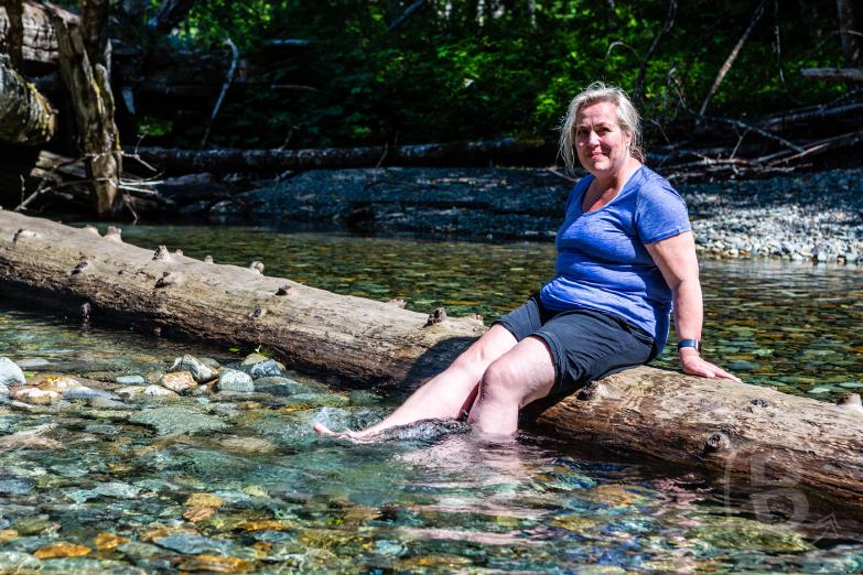 Mount Rainier | Jeannette badet ihre Füße im Ohanapecosh River