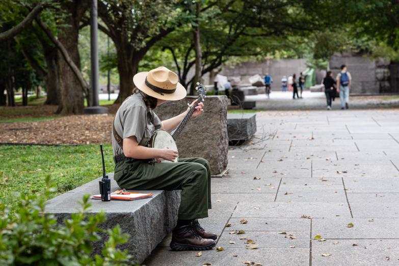 Washington DC | Franklin Delano Roosevelt Memorial - Rangerin spielt Banjo