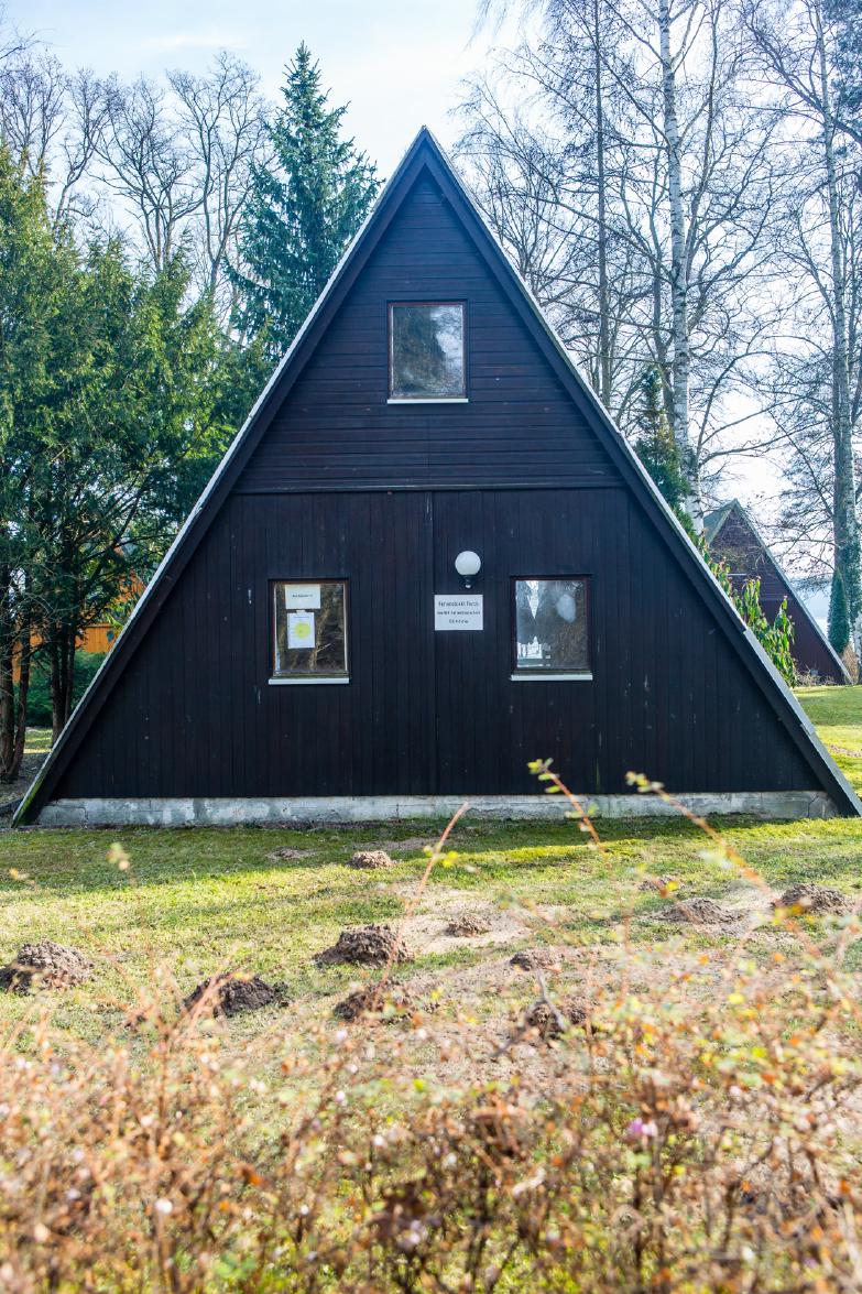 Nurdachhaus in Ferch mit altem VEB Schild