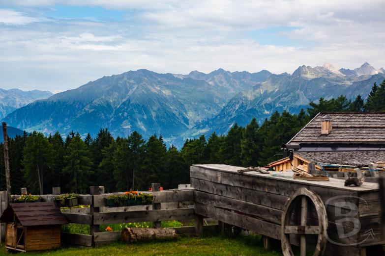 Wurzer-Alm | Blick von der Alm in Richtung Völan auf die Berge